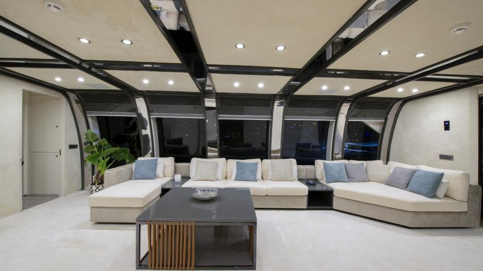Modern and chic, with neutral colours and little decorated seating area of the Vetro.
